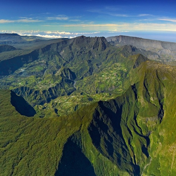 Plaine des Fougères, hauts de la Rivière des Pluies, Cirque de Salazie, Piton des Neiges ; au fond massif de La Fournaise