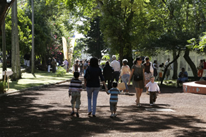 Photo du public se promenant dans le Jardin de l'Etat