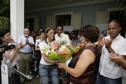 Photo de la chanteuse Nadiya qui remet un prix à une lauréate