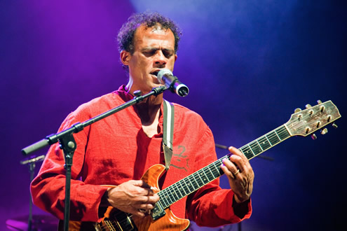 Bernard Joron avec une guitare en concert