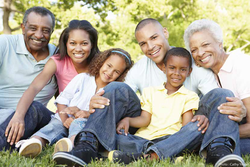 enfants, parents et grands-parents assis dans un parc