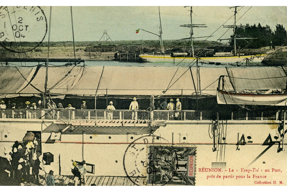 carte postale colorisée qui figure la traversée maritime entre le port de la Pointe des Galets et Marseille