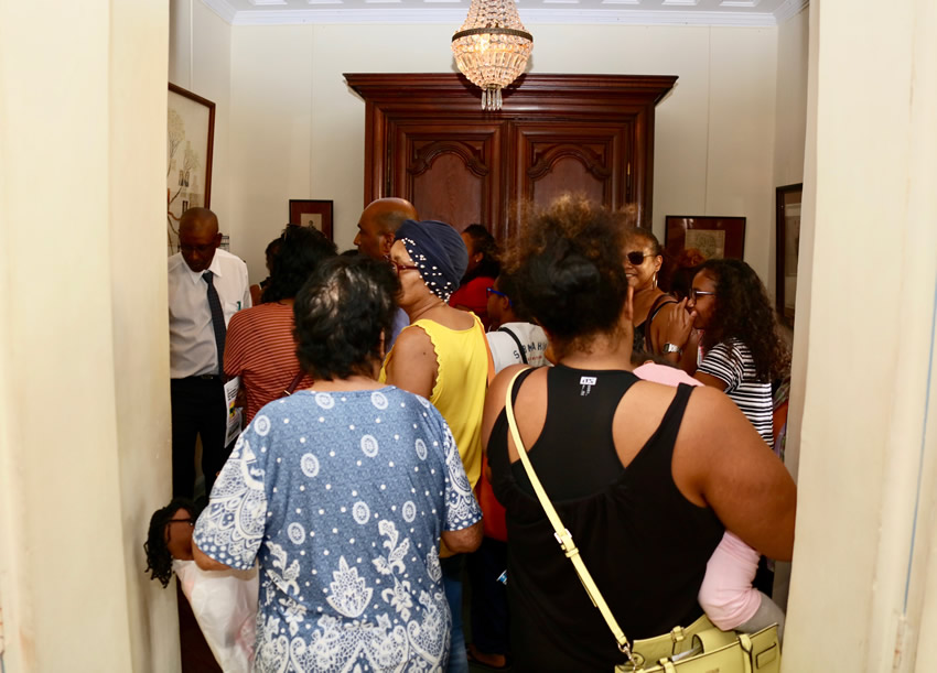 Beaucoup de visiteurs pour la visite guidée du musée