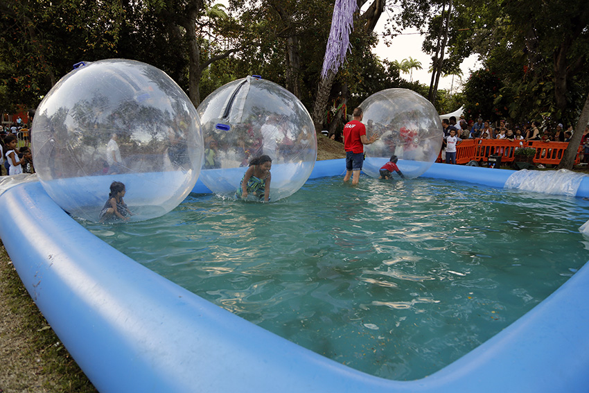 Des enfants dans des bulles géantes qui flottent sur l'eau