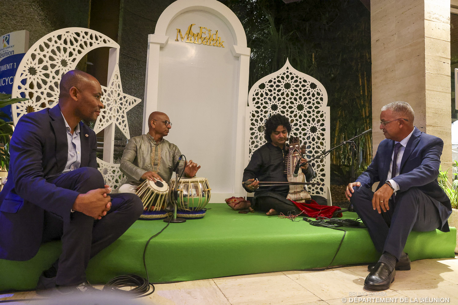 le pcd assis près d'artiste de musique religieux