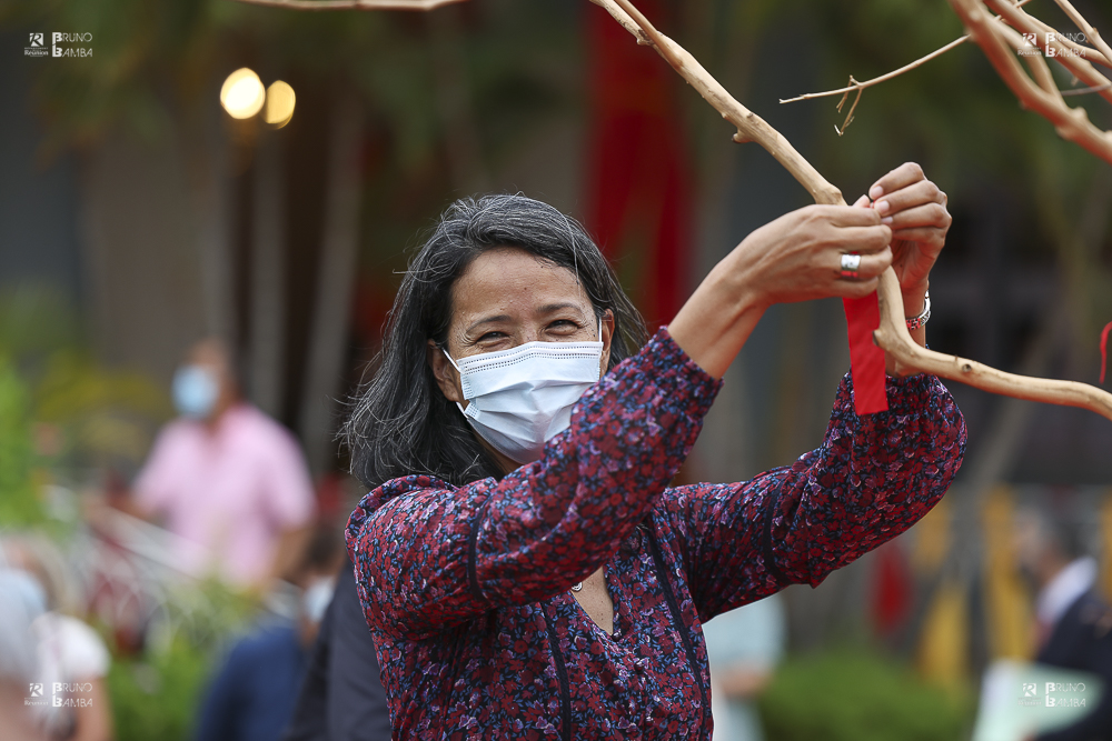 une autre personnalité déposant ses vœux écrite sur l'arbre à vœux