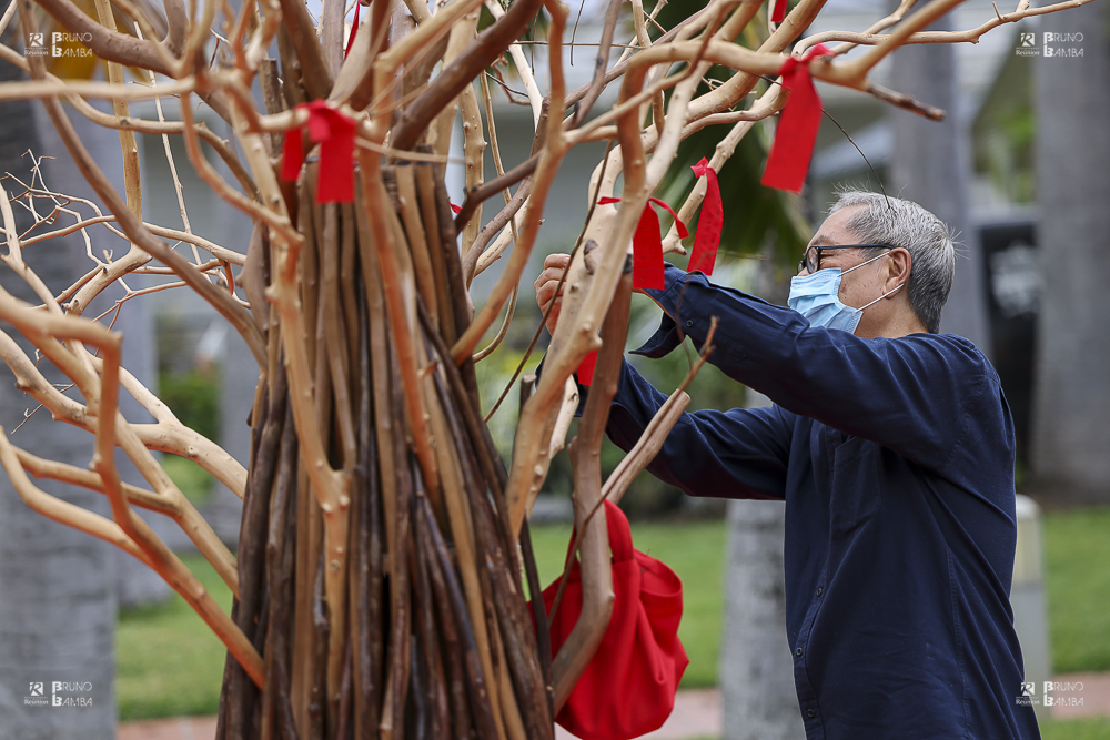 une autre personnalité déposant ses vœux écrite sur l'arbre à vœux