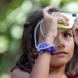 enfant avec un appareil photo