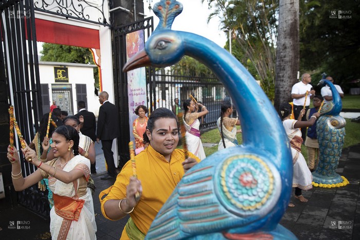 danseurs et musiciens animent le nouvel an tamoul à la villa du département