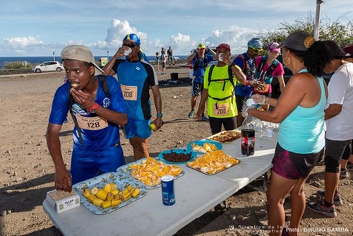 les coureurs à un poste de ravitaillement