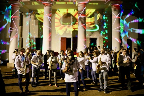 des musiciens devant la façade du muséum