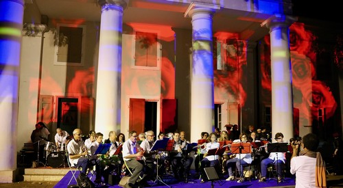 des musiciens devant la façade du muséum