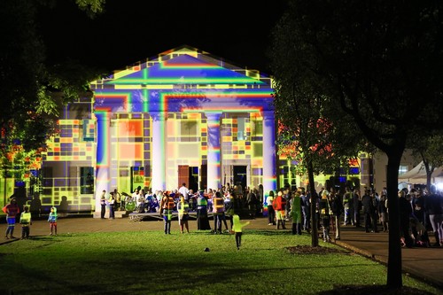 la façade illuminée du muséum