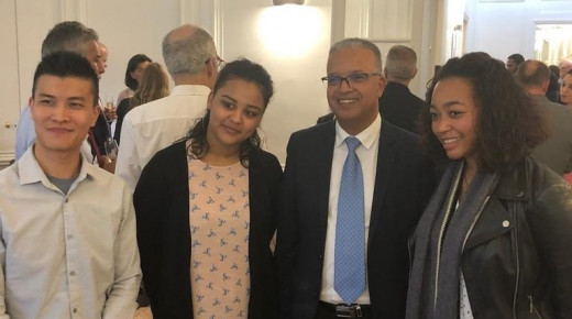 des bénéficiaires du cnarm en métropole posent avec le Président du Département Cyrille Melchior