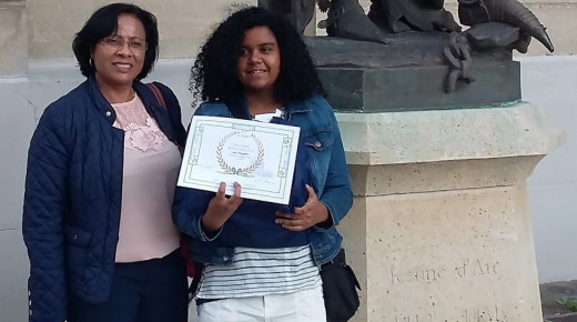 Chloe Alaguiry pose avec son diplôme aux cotés de l'élue Marie-Lyne Soubadou