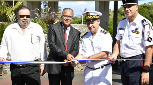 Michel Fontaine Maire de Saint-Pierre, Cyrille Melchior président, Frédéric Carre, Sous-Préfet de Saint-Paul et Colonel Thierry Chabas, Directeur départemental adjoint du SDIS 974 coupent le ruban pour l'inauguration