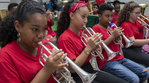 des élèves de la classe de musique OAE du collège Jules Reydellet jouent de la trompette