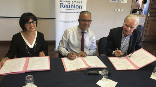 Claudette Grondin vice-présidente du Département, Cyrille Melchior Président du Département et Paul Techer maire de Cilaos signent le Pacte de Solidarité Territoriale