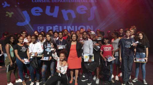 les collégiens de l'Etang St Paul lauréats du concours posent autour de Marie Lyne Soubadou élue du Département pour la photo de groupe