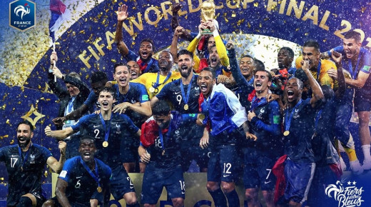 le capitaine de l'équipe de france de football soulève la coupe du monde entouré par ses coéquipiers médaillés d'or