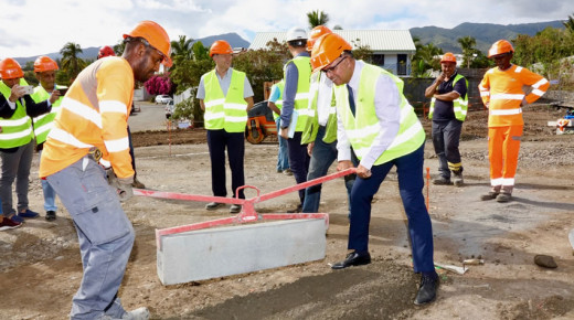Cyrille Melchior pose une pierre de chantier