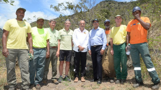 le président cyrille melchior, robert chicaud posent avec les équipes de l'ONF (photo Jean Yves Kee Soon)