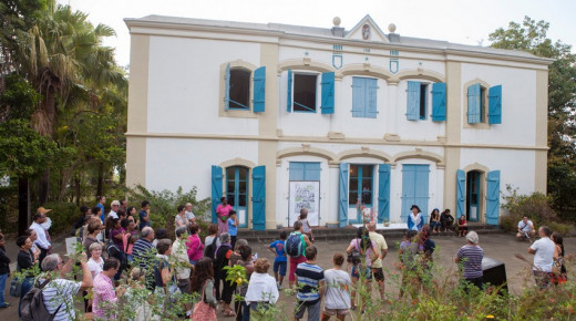 des visiteurs devant le musée de Villèle