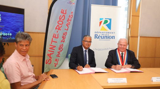 A la mairie de Sainte-rose, Michel Vergoz et Cyrille Melchior signe le pacte de solidarité