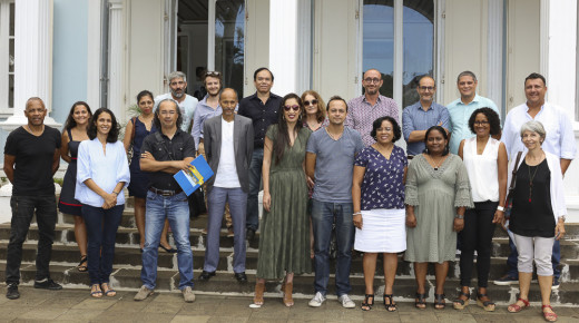 photo de groupe des représentants des collèges participant au concours, autour de Mme Soubadou vice-Présidente départementale déléguée à l'Education