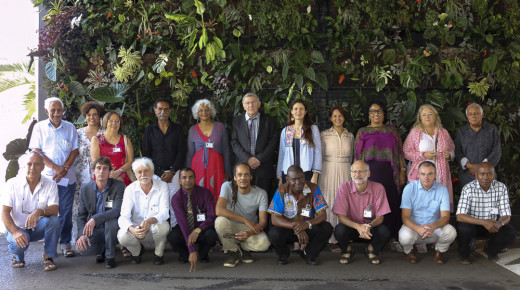 les participants à l'évènement posent pour la photo de groupe devant le mur végétal du Palais de la Source