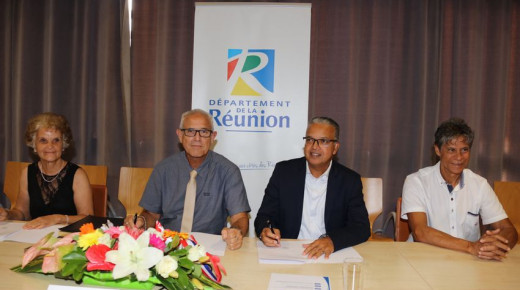 le maire de l'Etang Salé et le Président du Département signent la convention