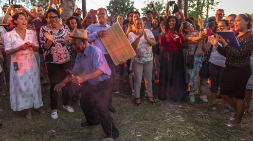 Firmin Viry chanteur réunionnais de maloya danse au son du kayamb de Cyrille Melchior, devant le public enthousiaste