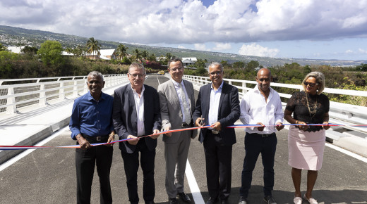 Joseph Sinimalé, Dominique Fournel, Olivier Tainturier, Cyrille Melchior, Patrick Dorla, Jacqueline Henry coupent le ruban d'inauguration sur le pont