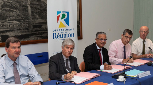 le Directeur régional des Finances Publiques Gilles Deshayes, Cyrille Melchior Président du Département, le Payeur départemental Bruno BRIXY, signent la convention en présence de Daniel Gonthier, Vice-président départemental en charge des Finances du Directeur Général des Services départementaux Pierre Bayle