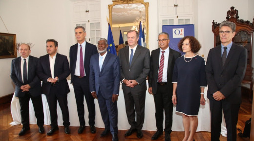 les personnalités posent debout pour la photo de groupe