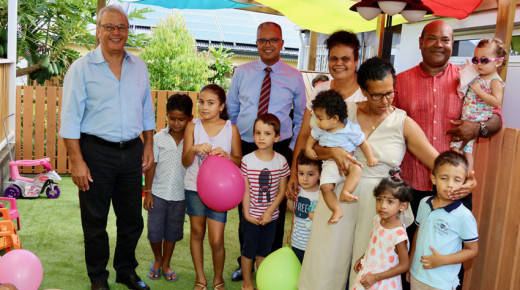Cyrille Melchior et Maurice Gironcel avec les enfants et le personnel de la MAM