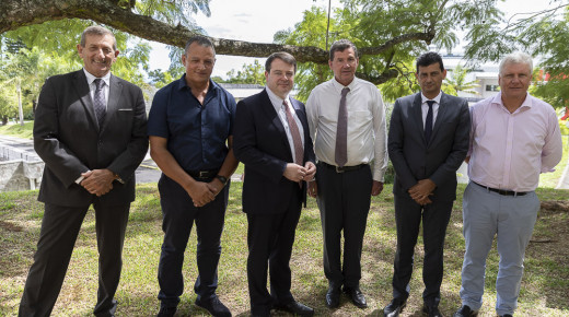 Marc PAOLI, Enaud RIVIÈRE, Pierre-François MOURIER, Daniel GONTHIER, Jean Jacques VLODY, Jacquet HOARAU présents pour la signature de l'accord-cadre entre le Département et le Centre International d’Etudes Pédagogiques (CIEP)