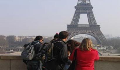 des jeunes sur la place du trocadéro à paris avec vue sur la tour eiffel