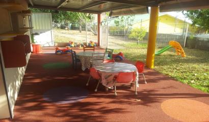 terrasse d'une maison avec table pour enfants