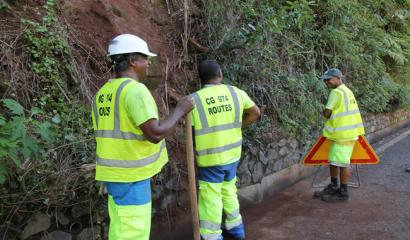 3 agents des l'UTR posent le panneaux attention travaux