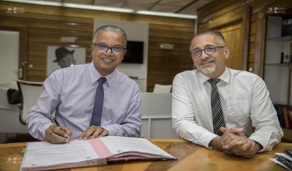 Au palais du Département, le Président du conseil Départemental, Cyrille Melchior signe la convention avec Michel Swieton, directeur de Pôle emploi