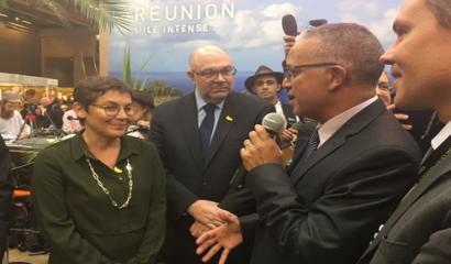 sur le stand de La Réunion, le Président Cyrille Melchior présente les produits de La Réunion à la ministre des outre-mer Annick Girardin