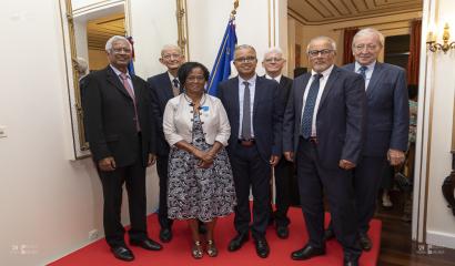 La récipiendaire entourée de la sénatrice, du président du Conseil Départemental, du président de la section locale de l’Ordre National du mérite et des représentants de l’ALEFPA (Association Laïque pour l’Education, la Formation, la Prévention et l’Autonomie)