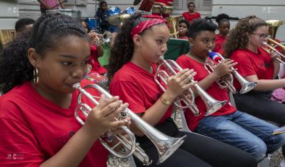 des élèves de la classe de musique OAE du collège Jules Reydellet jouent de la trompette