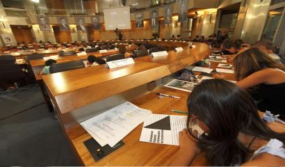 des jeunes penchés sur leur copie dans l'hémicycle du Département