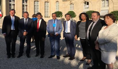le président du Département de La Réunion avec les élus et les sénateurs de La Réunion devant l’Élysée