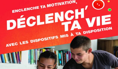 des jeunes travaillent dans une bibliothèque