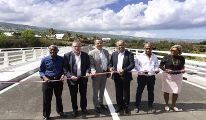 Joseph Sinimalé, Dominique Fournel,  Olivier Tainturier, Cyrille Melchior, Patrick Dorla, Jacqueline Henry coupent le ruban d'inauguration sur le pont