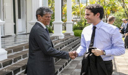 Gabriel ATTAL est accueilli à la Villa du Département par Alain ARMAND