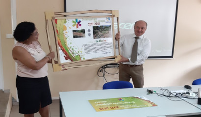 Marie-Lyne Soubadou, vice-Présidente du Département et Laurent Mussard, Principal du Collège de la Marine montrent un cadre dans lequel se trouve le document attestant du 2ème prix du concours d'embellissement 2017-2018